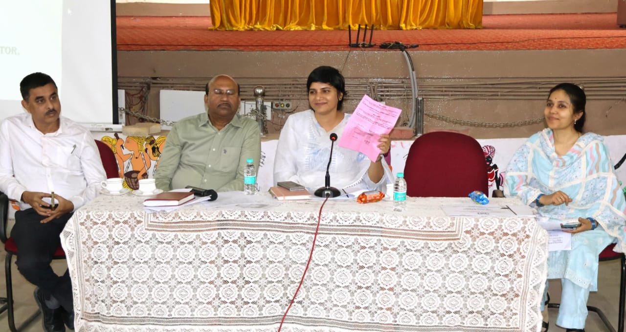 एपीमहेश बैंक चुनाव प्रशिक्षण कार्यक्रम में अधिकारी निर्देश लेते हुए