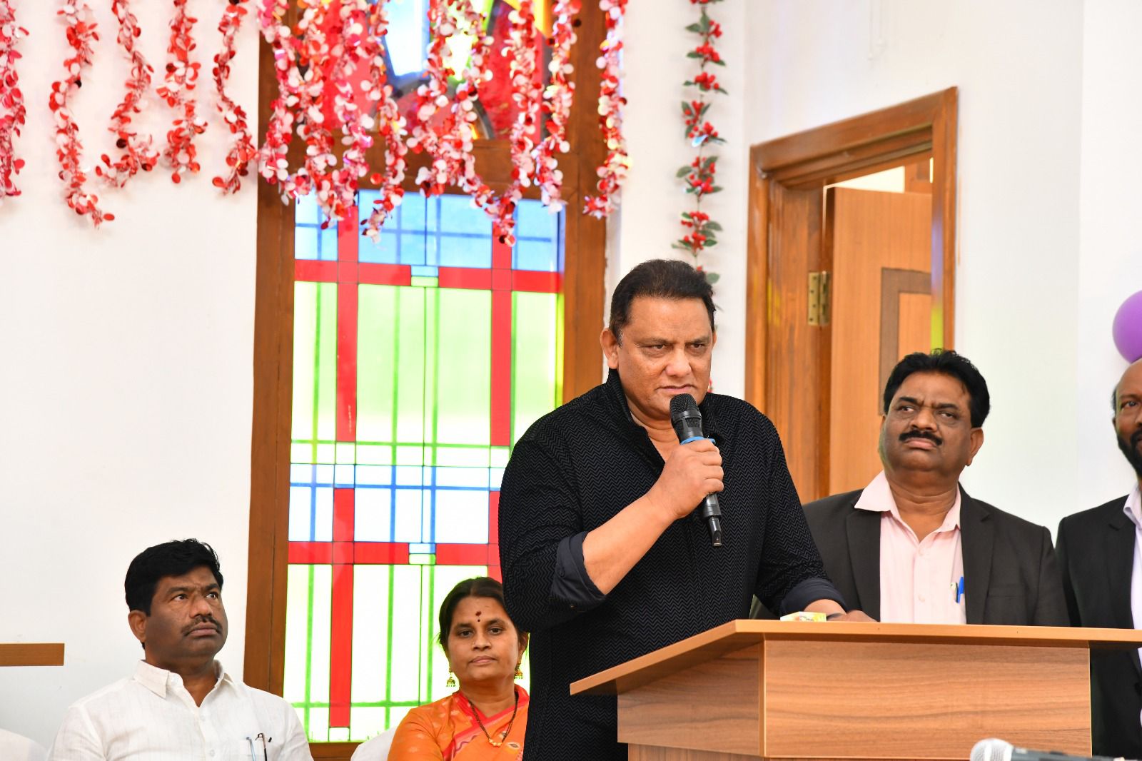 मो. अज़हरुद्दीन क्रिसमस समारोह में ईसाई समुदाय को संबोधित करते हुए