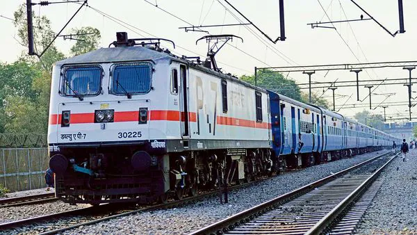 मकर संक्रांति विशेष ट्रेनों के लिए स्टेशन पर भीड़