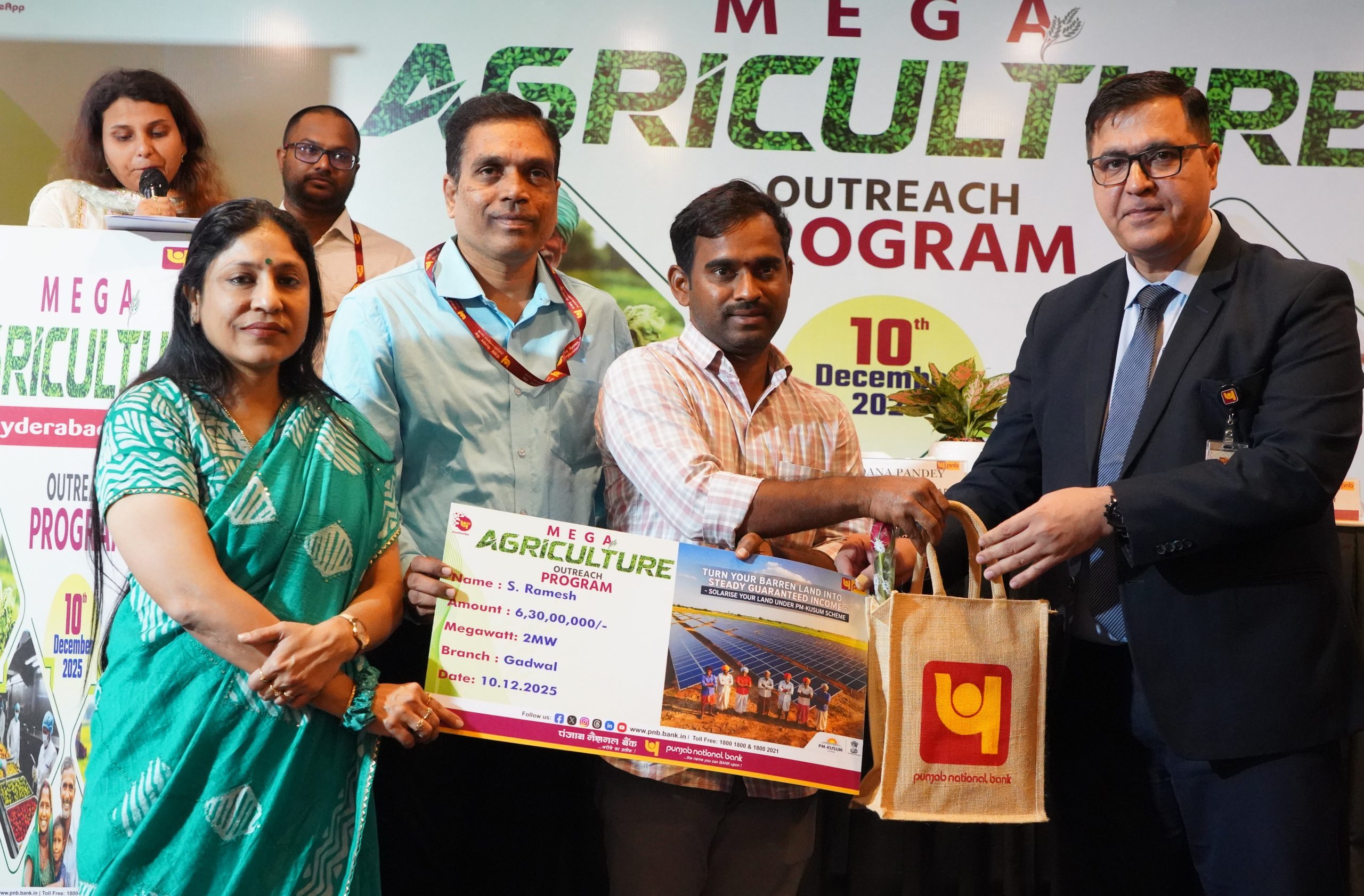 पीएनबी कार्यक्रम में किसानों को ऋण स्वीकृति पत्र प्रदान करते अधिकारी