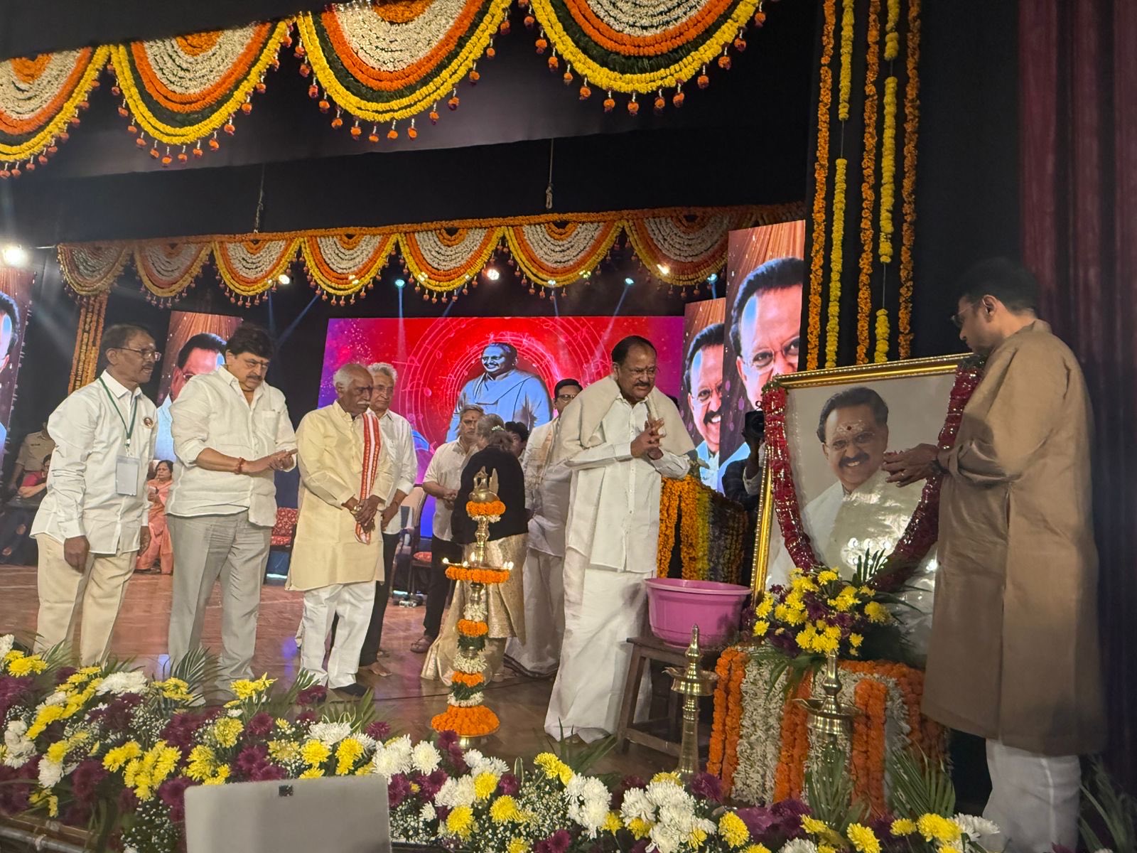 हैदराबाद में एसपी बालासुब्रमण्यम की 7.2 फुट ऊंची प्रतिमा