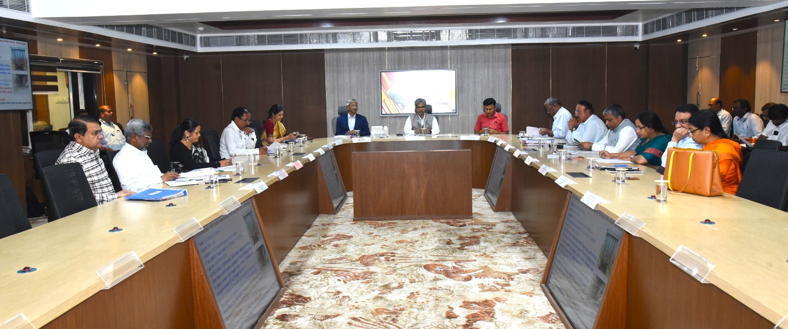 दक्षिण मध्य रेलवे की सुरक्षा समीक्षा के दौरान अधिकारी