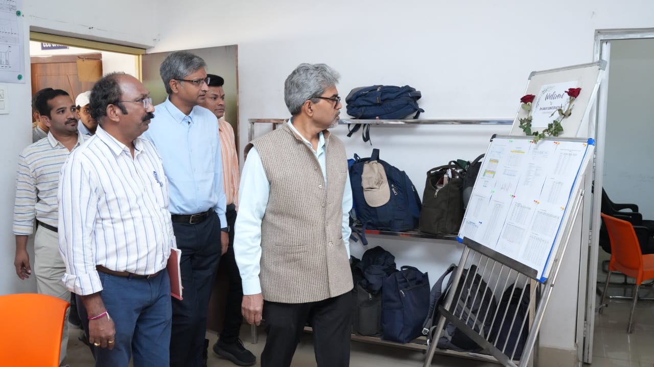 भद्राचलम रोड रेलवे स्टेशन पर निरीक्षण करते दक्षिण मध्य रेलवे के जीएम