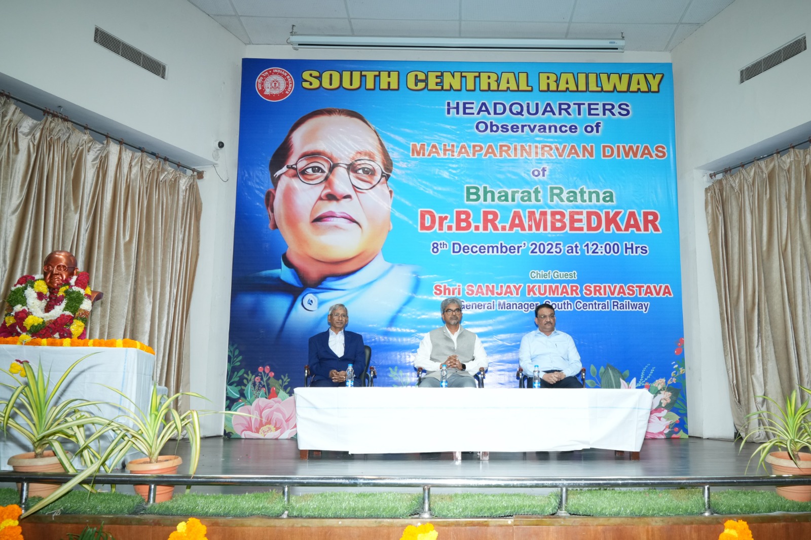 डॉ. अंबेडकर महापरिनिर्वाण दिवस पर रेलवे अधिकारियों ने श्रद्धांजलि दी