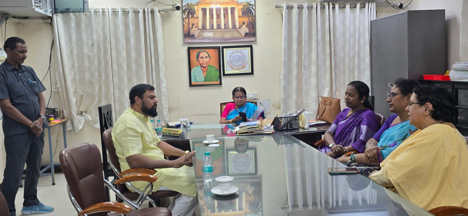 विधायक राजा सिंह ने कॉलेज का दौरा कर छात्राओं से सुनी शिकायतें