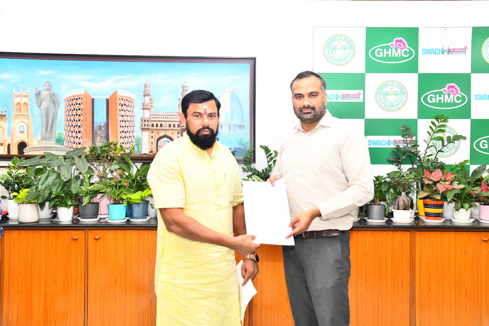 गोशामहल विधायक ने आयुक्त कर्णन से पुनर्विभाजन पर चर्चा की