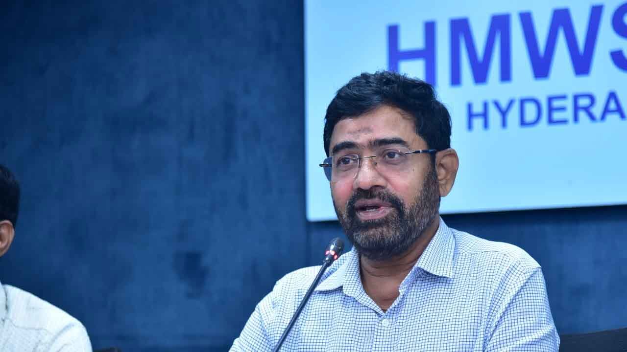 ORR फेज-2 जलाशय का दौरा करते हुए अशोक रेड्डी