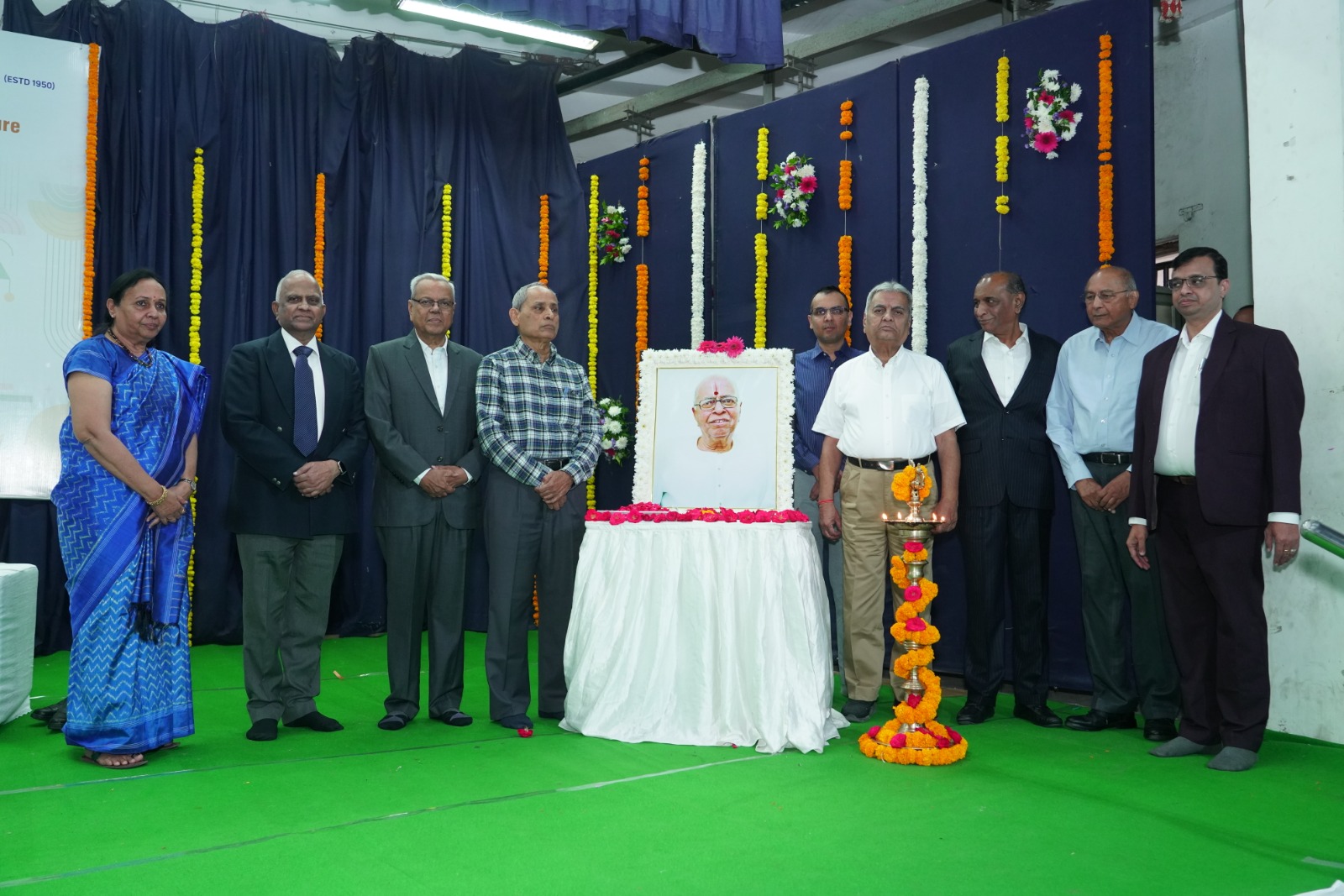 डॉ. प्रह्लाद रामाराव व्याख्यान देते हुए