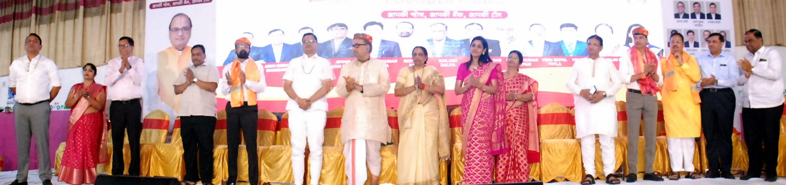 भगवती देवी और फाउंडर पैनल के सदस्य सभा को संबोधित करते हुए