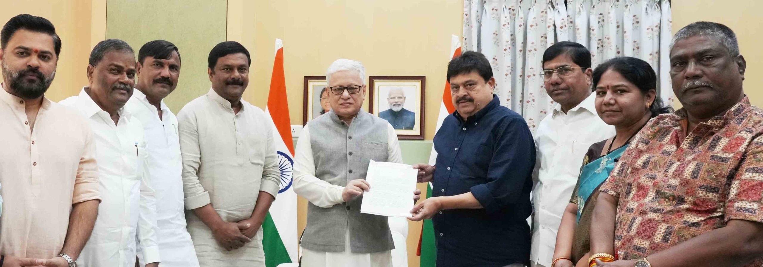 भाजपा नेता एचआईएलटीपी नीति विरोधी धरना देते हुए