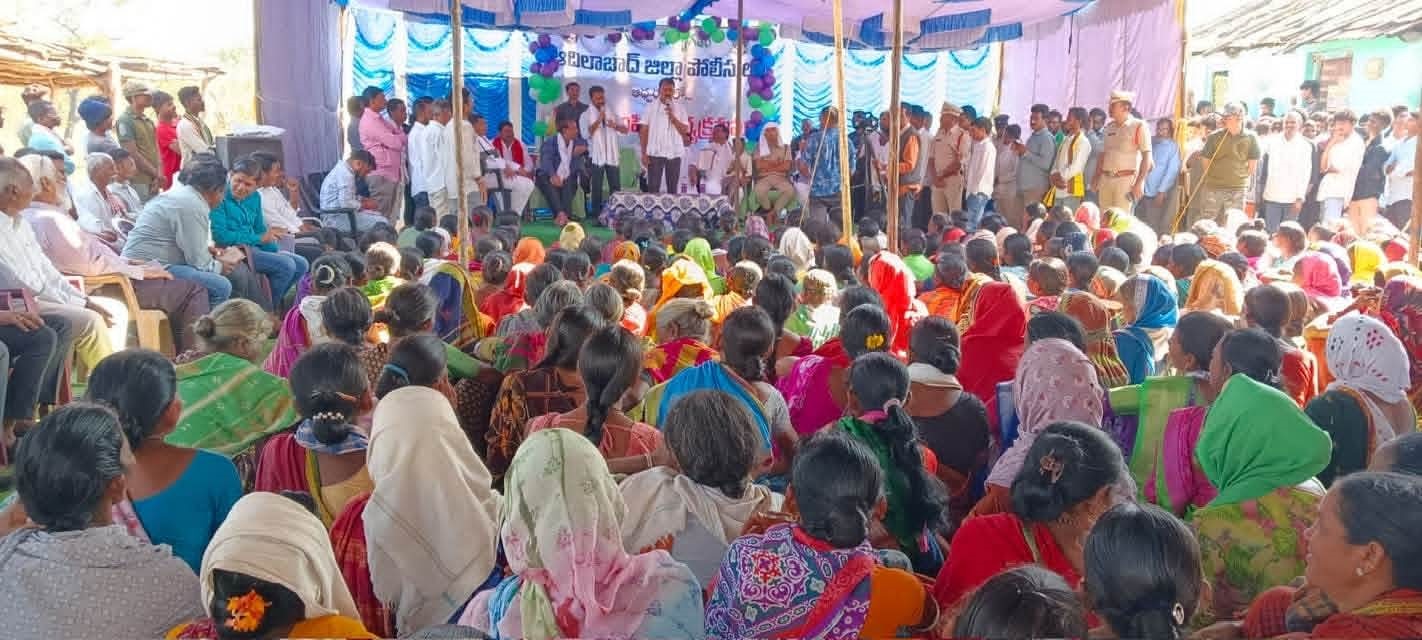 आदिवासियों को कंबल वितरण करते कांग्रेस नेता