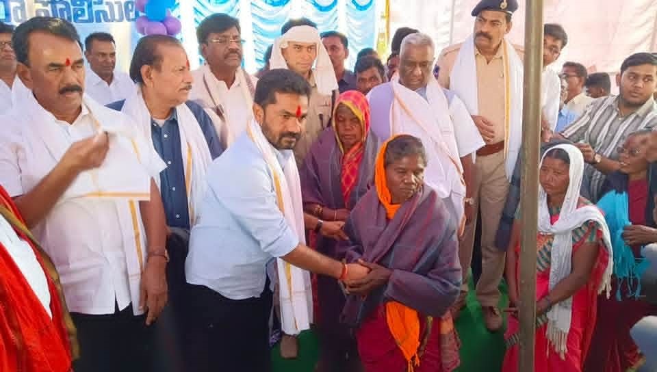 आदिवासियों को कंबल वितरण करते कांग्रेस नेता