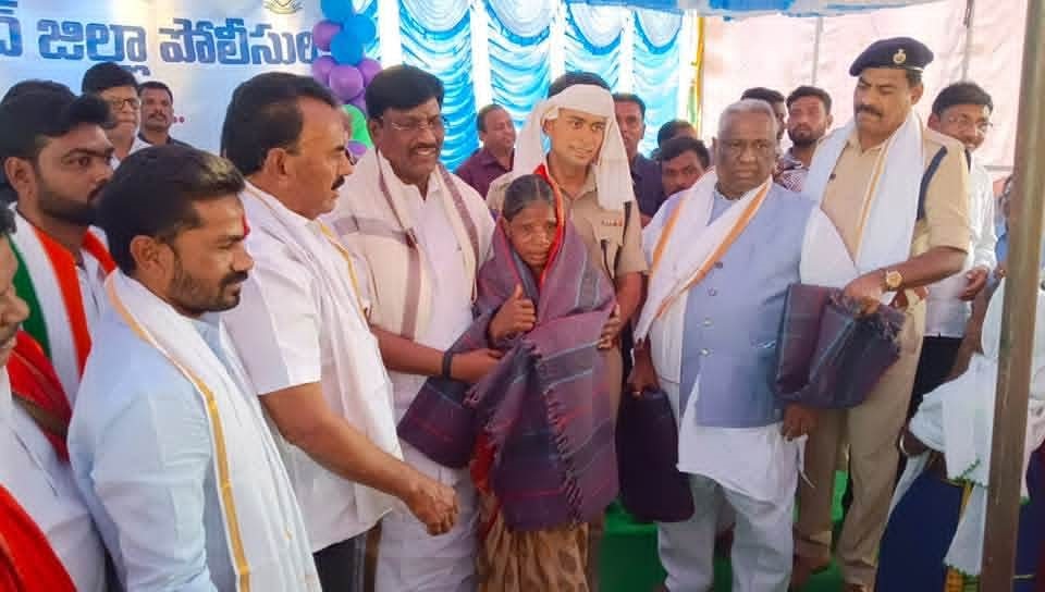 आदिवासियों को कंबल वितरण करते कांग्रेस नेता