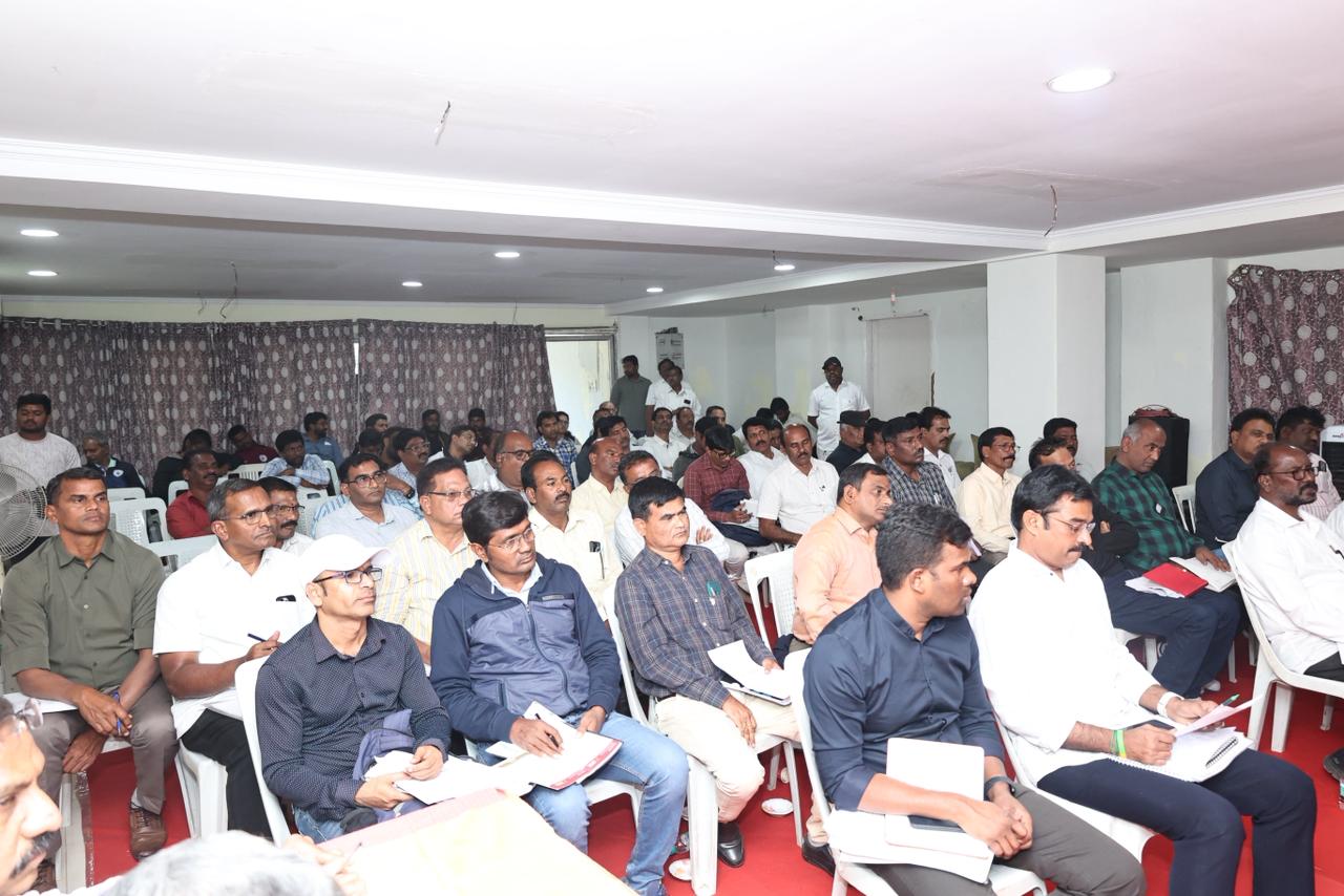 सीएम कप प्रतियोगिता के आयोजन की तैयारी करते अधिकारी