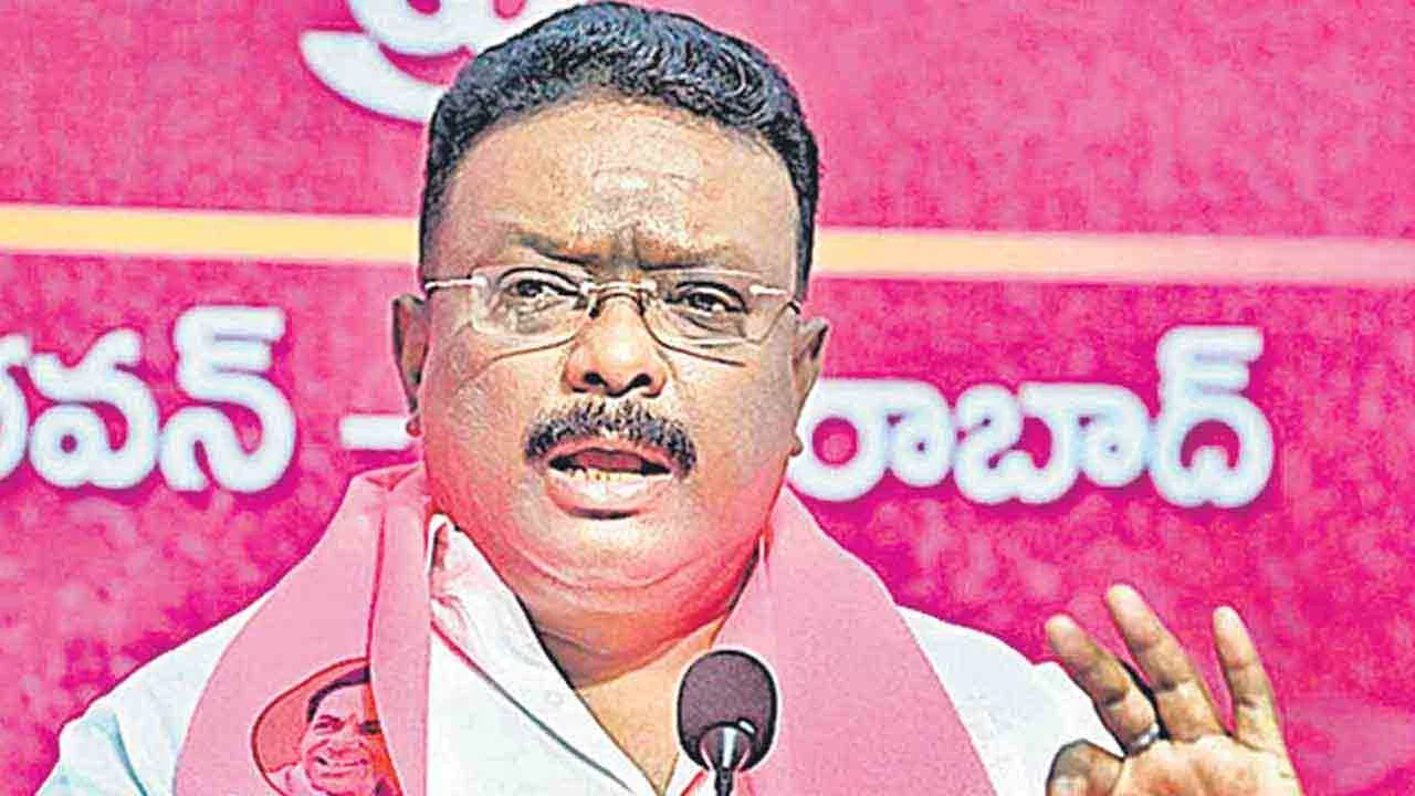 डॉ. दासोजू श्रवण कुमार मीडिया से बात करते हुए