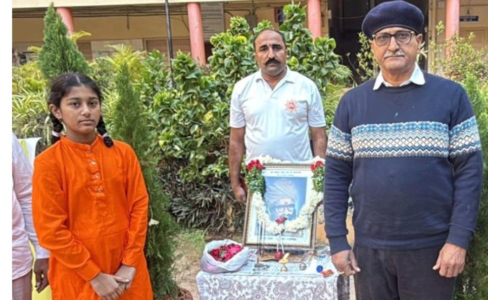 80वाँ स्थापना दिवस समारोह में पुष्प अर्पित करते सदस्य