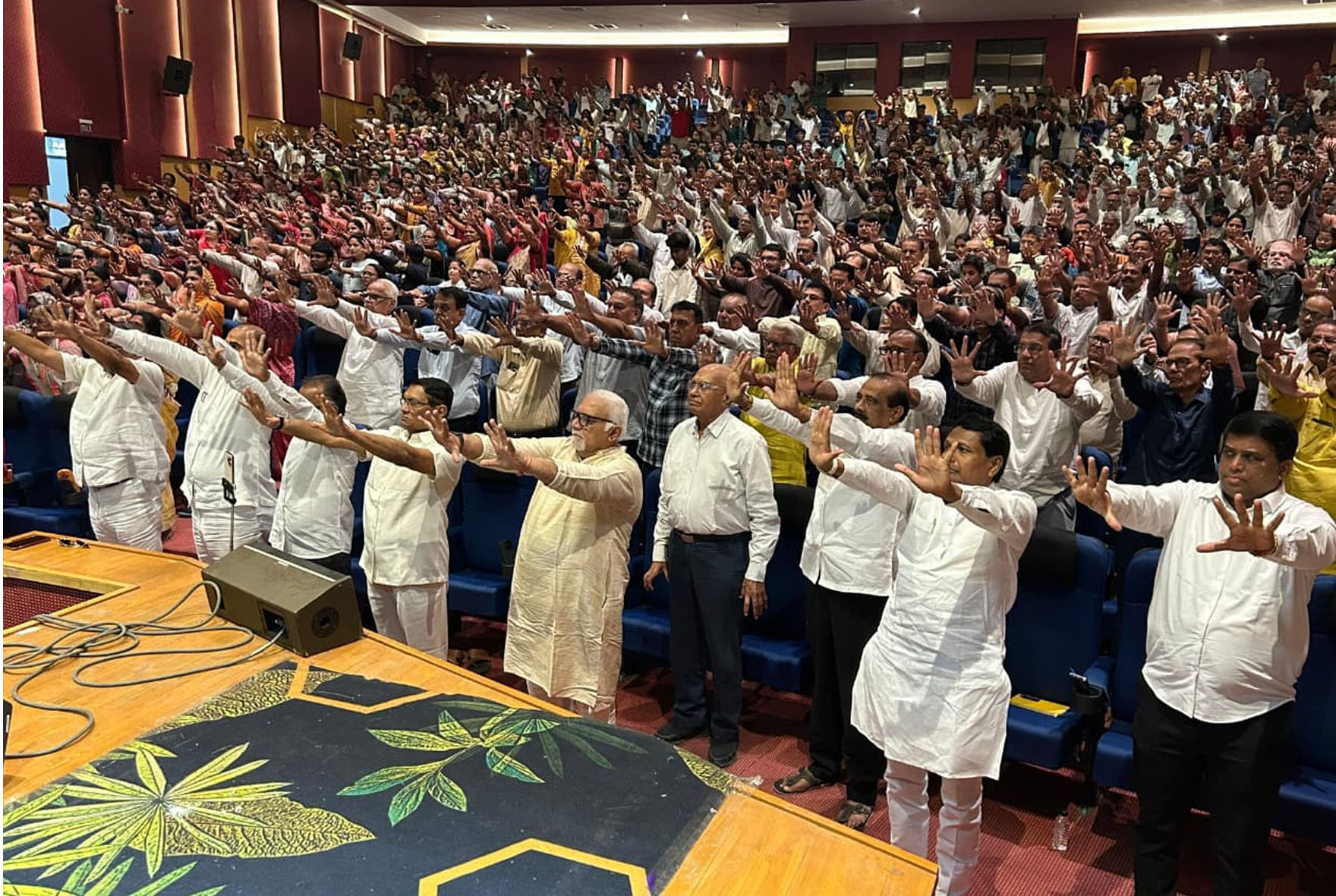 प्रवचन समारोह में राष्ट्र संत ललितप्रभजी और संतों का संबोधन