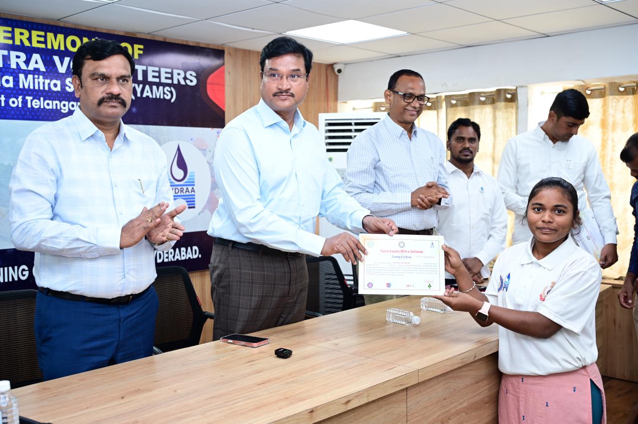 हैद्रा आयुक्त युवा वालंटियर्स को प्रमाण पत्र प्रदान करते हुए