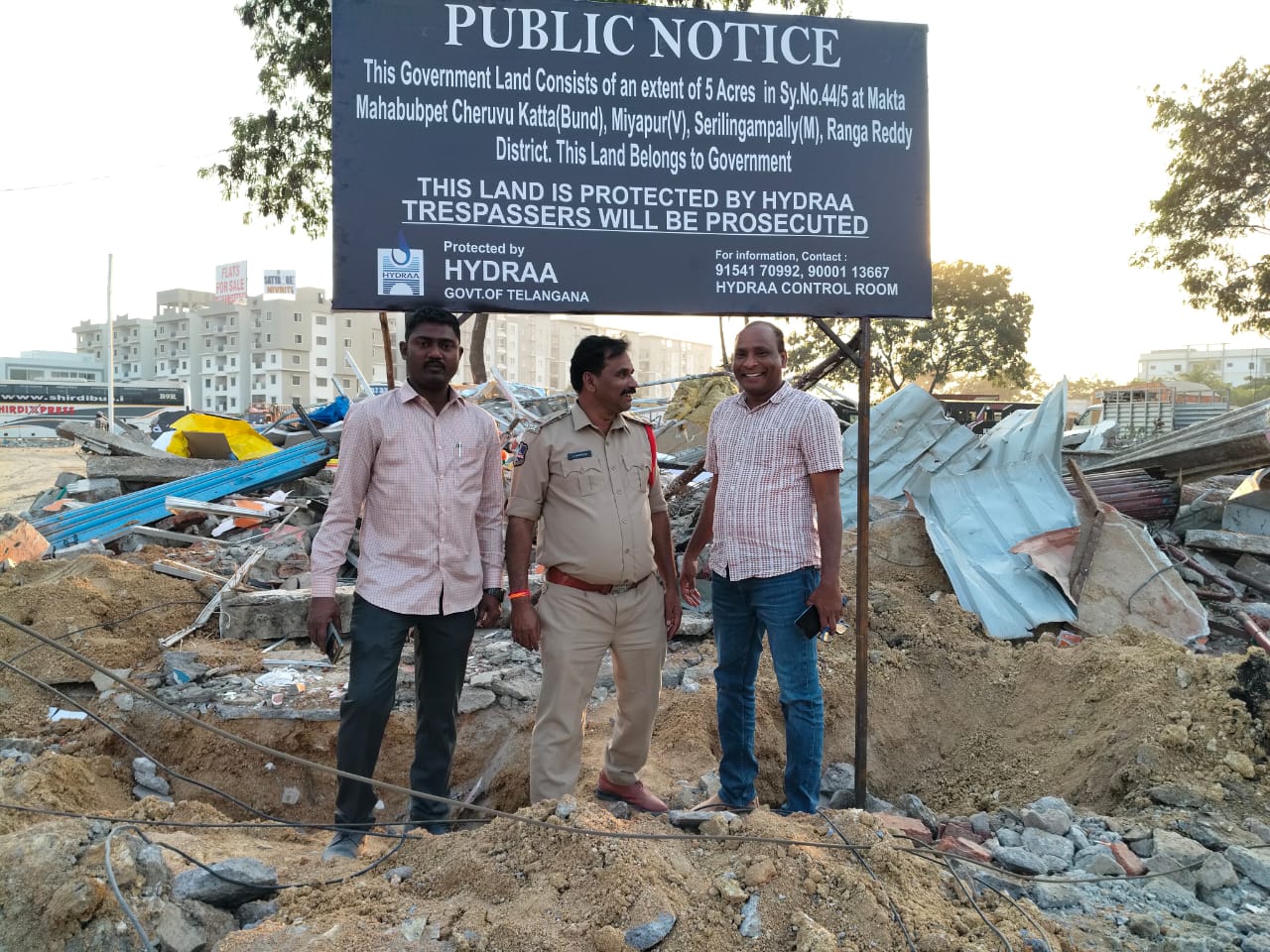 हैद्रा अधिकारी अवैध कब्ज़ा हटाते हुए