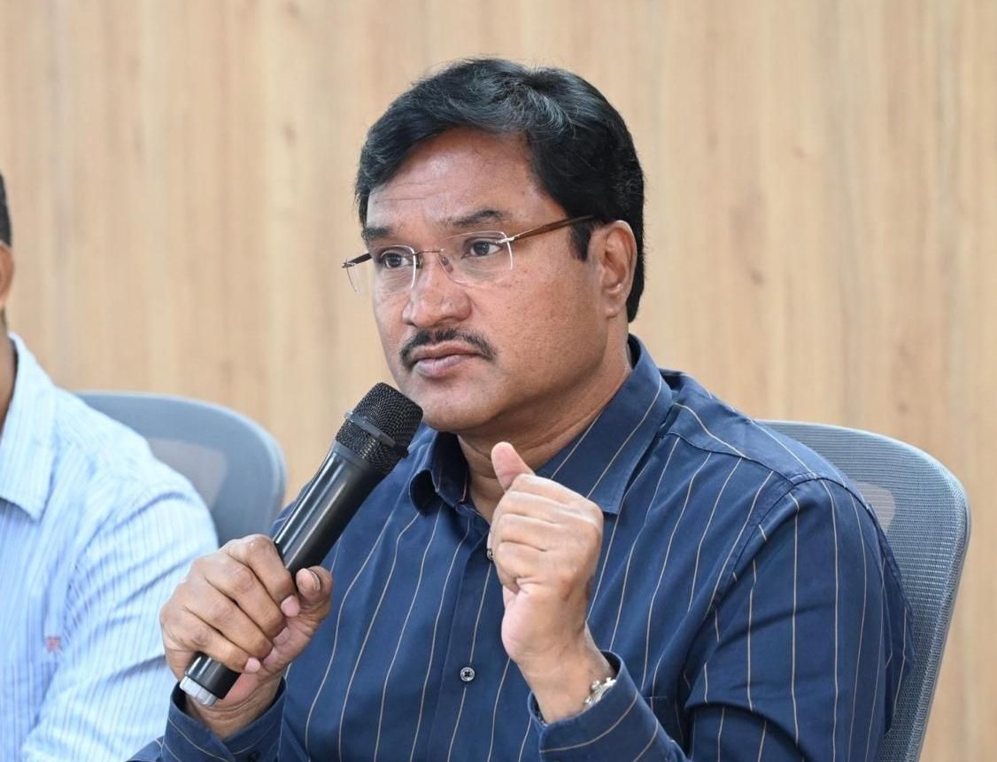 समिट में तालाब विकास कार्यों पर प्रस्तुति देखते प्रतिनिधि