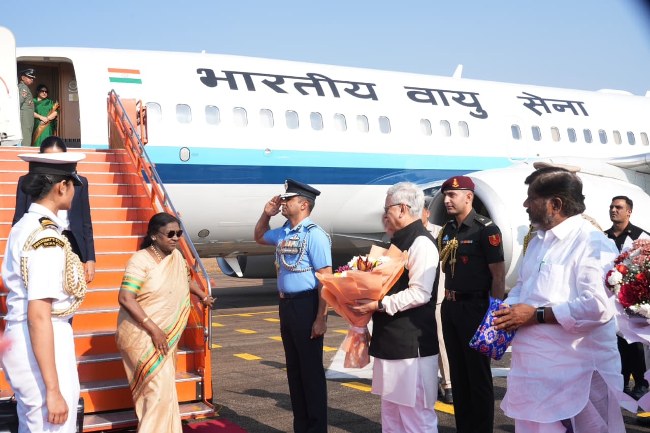 दक्षिण भारत दौरे के तहत हैदराबाद पहुंचीं राष्ट्रपति