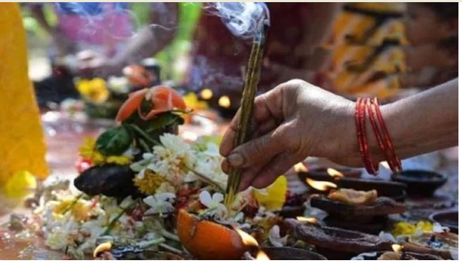 पौषी अमावस्या पर पितरों के लिए तर्पण और दीपदान करते श्रद्धालु