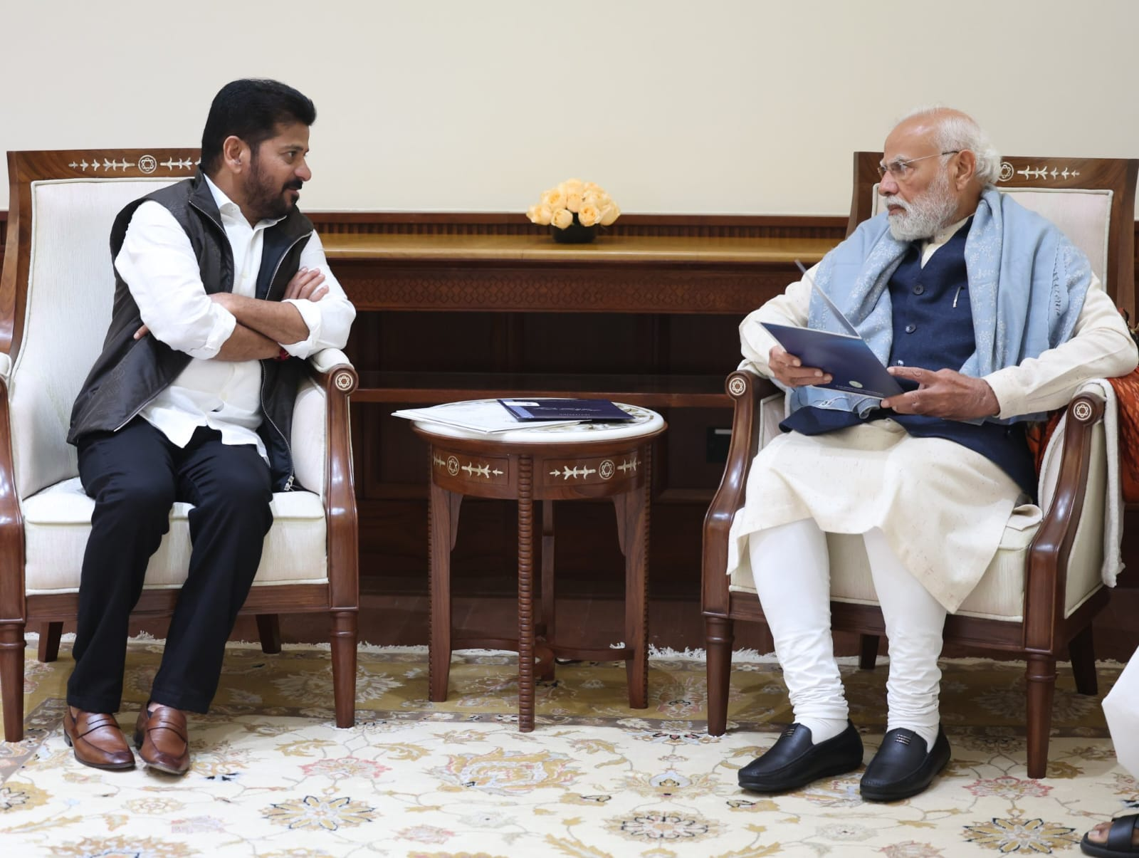 रेवंत रेड्डी केंद्रीय मंत्रियों को तेलंगाना समिट का निमंत्रण देते हुए