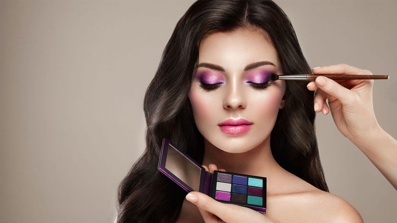 मेकअप से पहले स्किन प्रेप करते हुए महिला का क्लोज-अप