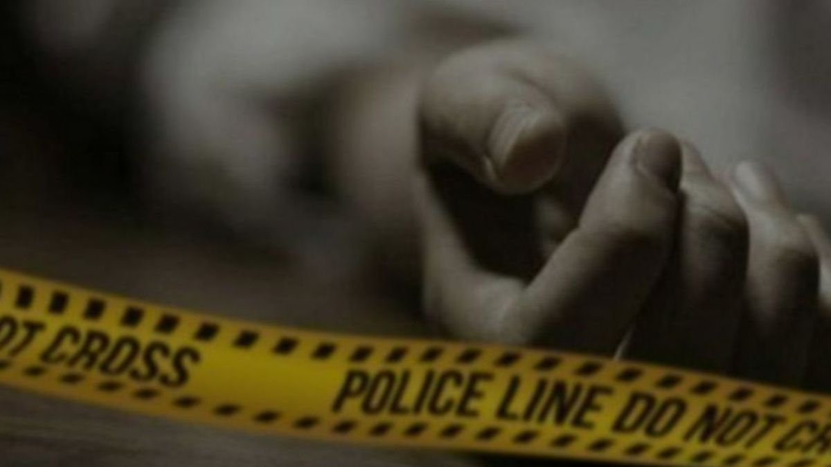 बाराबंकी के होटल में युवक की संदिग्ध मौत की जांच करती पुलिस