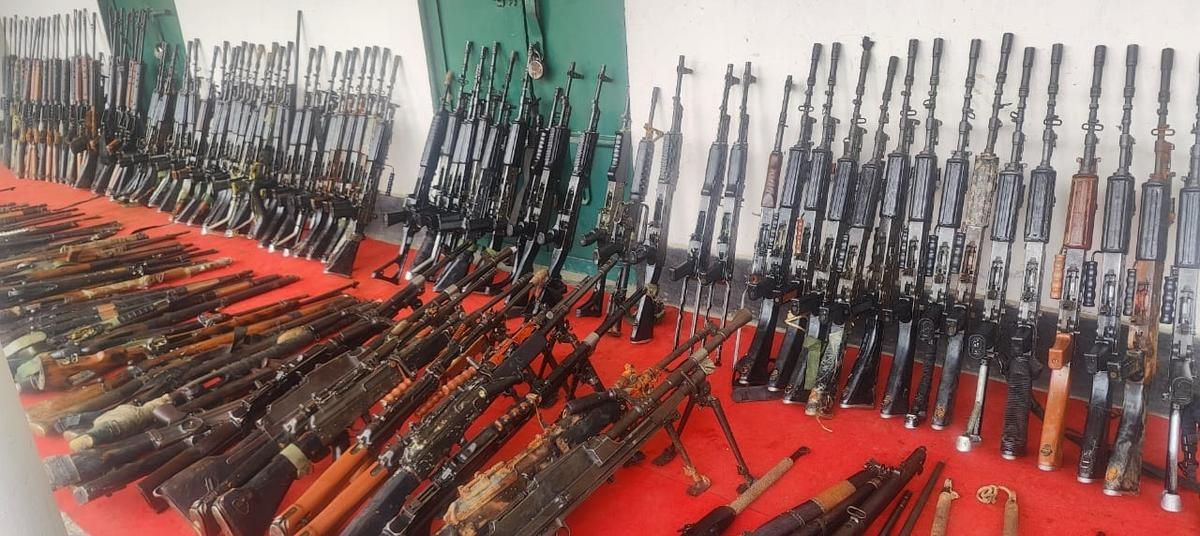 इंफाल पश्चिम के दो इलाकों से हथियार और गोला-बारूद जब्त