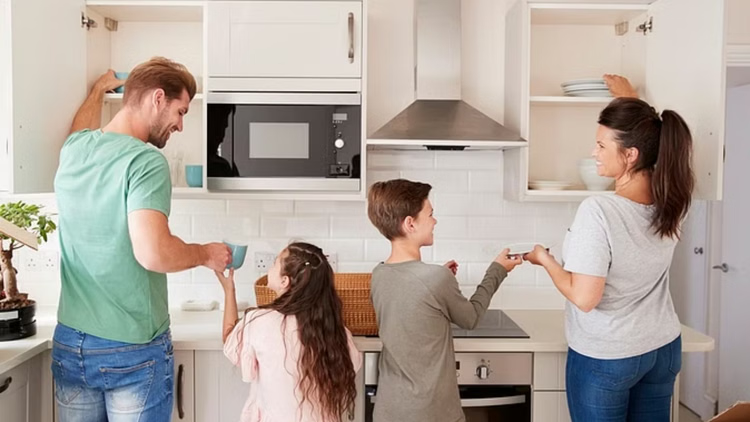 अच्छे माता-पिता बच्चे नहीं बनाते, अच्छे इंसान बनाते हैं।