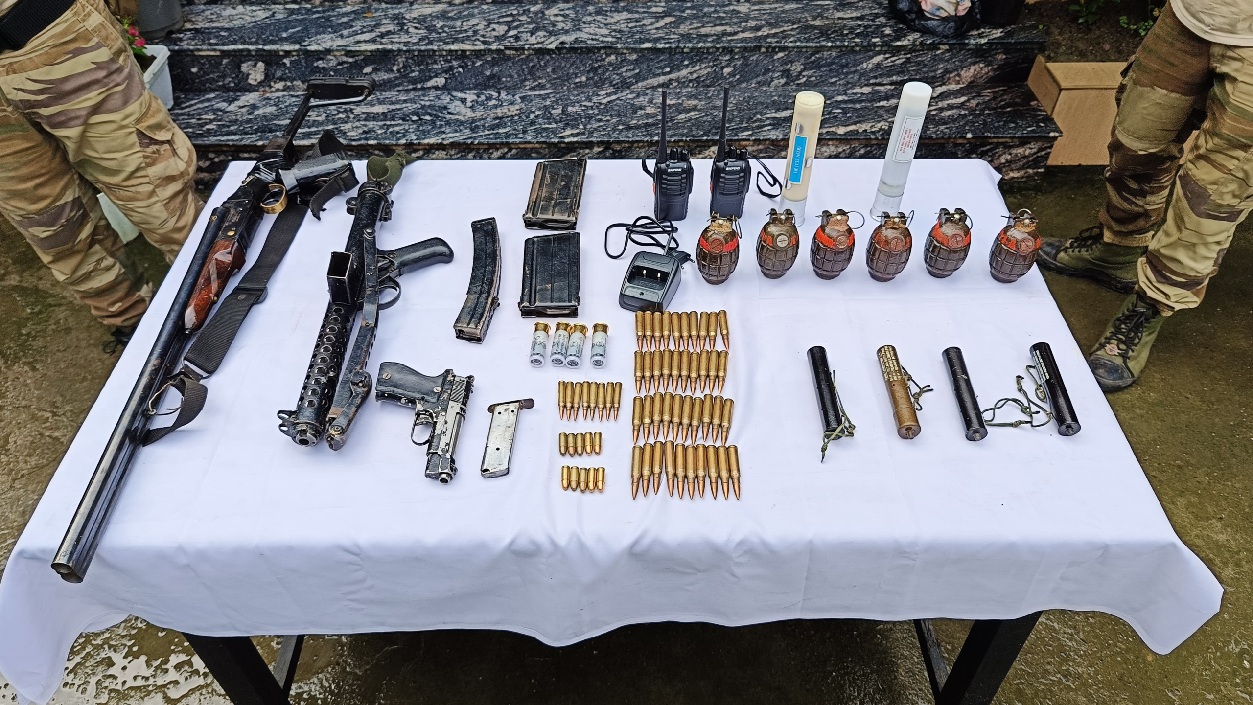 लोइटैंग सांडुम हिल से राइफल, पिस्तौल सहित कई हथियार बरामद