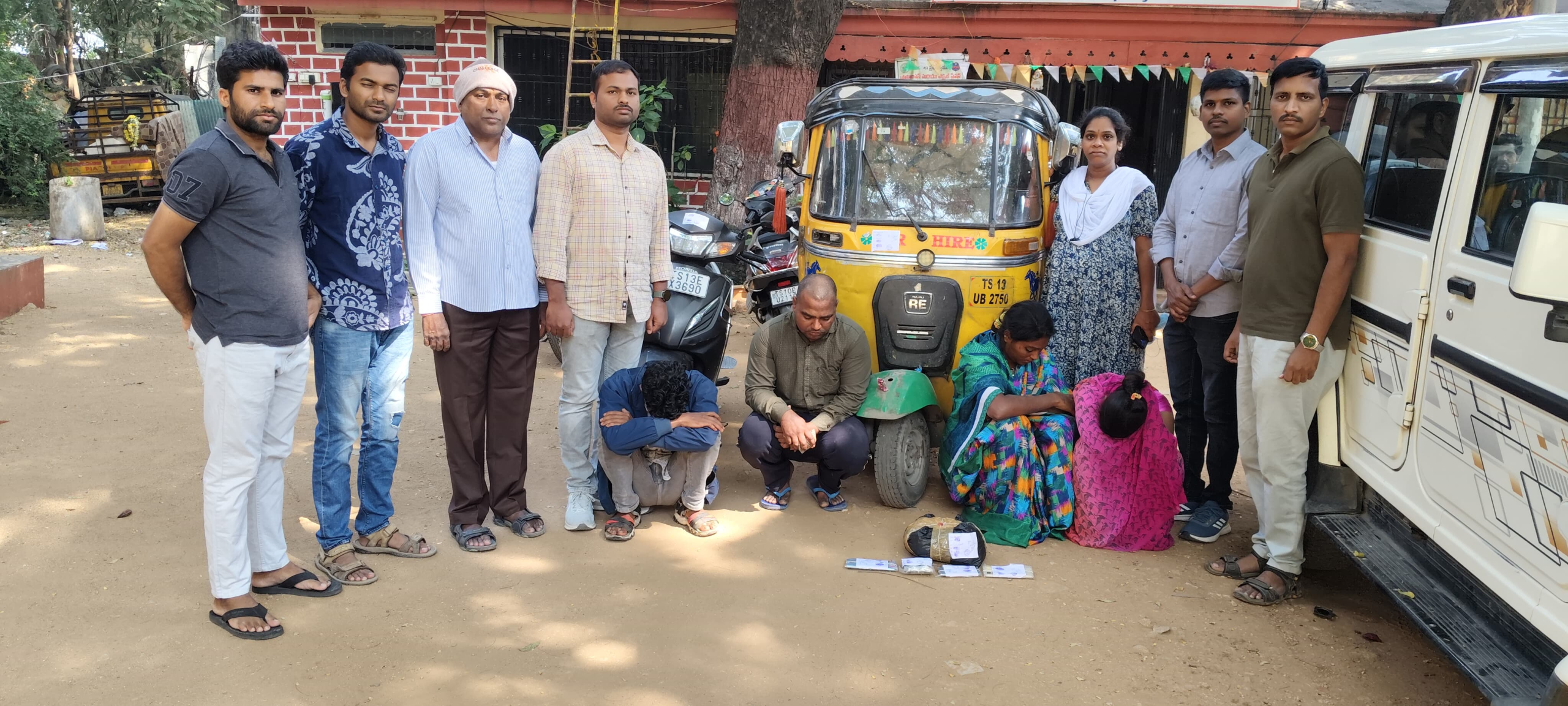 पुलिस टीमों ने अलग-अलग इलाकों में छापेमारी कर आरोपी पकड़े