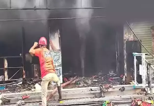 दमकल विभाग ने कड़ी मशक्कत के बाद आग पर पाया काबू