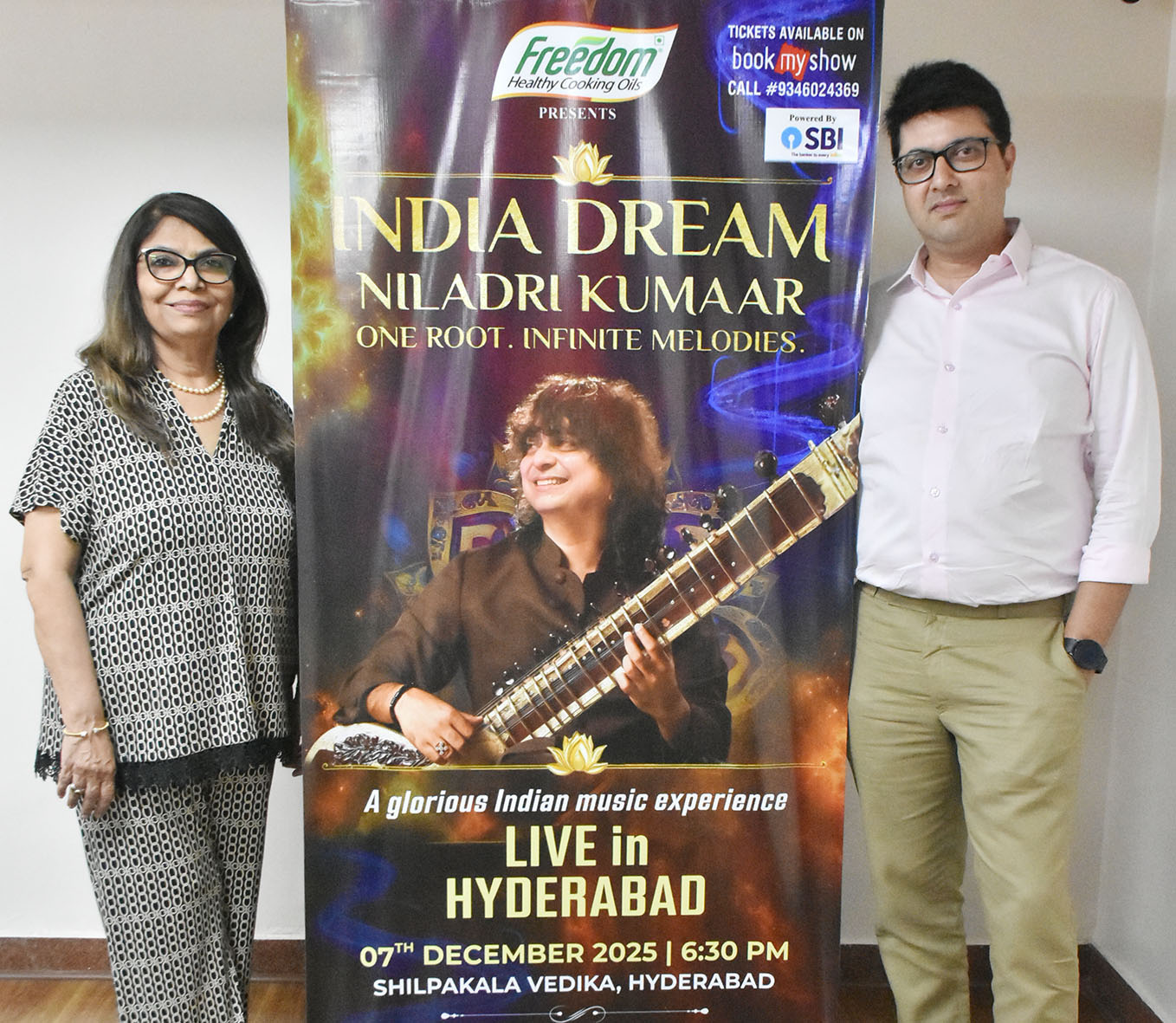 इंडिया ड्रीम संगीत संध्या के बैनर का लोकार्पण करते आयोजक