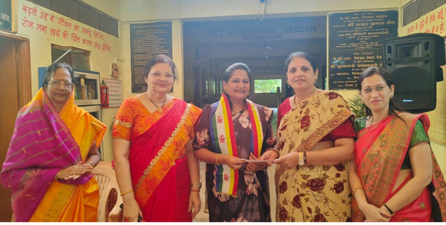 फिजियो सेंटर की वर्षगाँठ पर बुजुर्गों ने नृत्य व नाटिका प्रस्तुत की