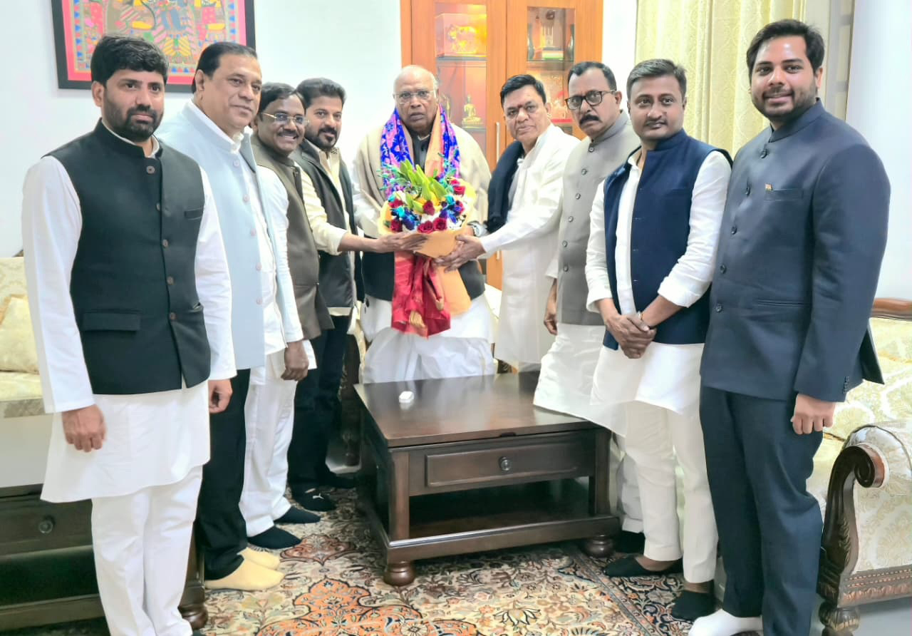 खड़गे और प्रियंका गांधी तेलंगाना विजन डाक्यूमेन्ट चर्चा करते।