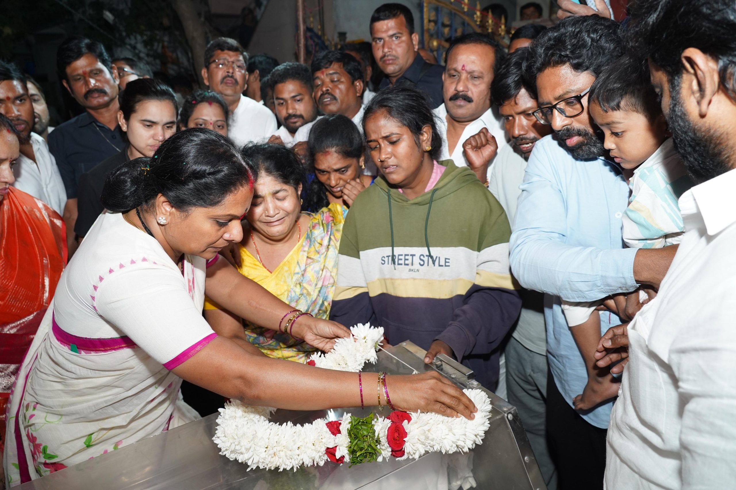 एमएलसी कविता साई ईश्वराचारी को श्रद्धांजलि देती हुईं