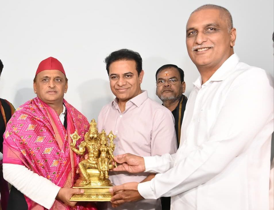 अखिलेश यादव बीआरएस नेताओं से मुलाकात करते हुए