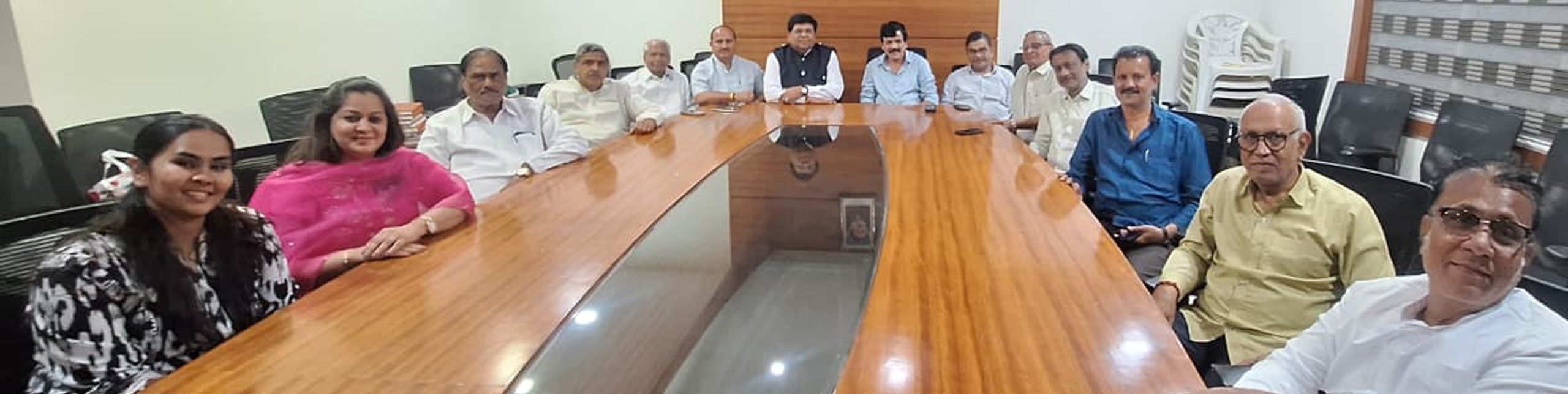 महाजन बैंक बोर्ड मीटिंग में चेयरमैन और निदेशक मौजूद