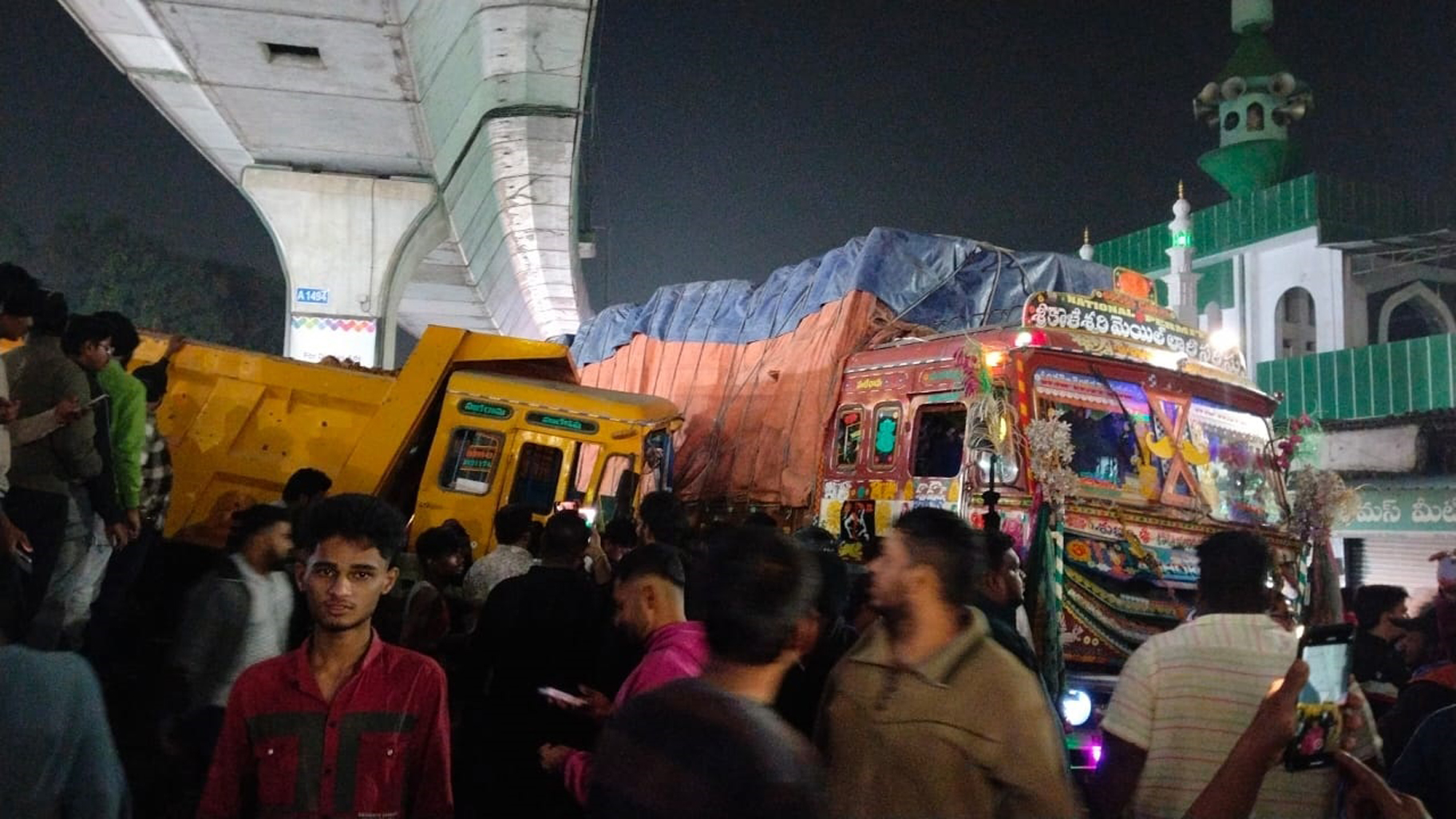 मलकपेट में अनियंत्रित टिप्पर लॉरी हादसे के बाद का दृश्य