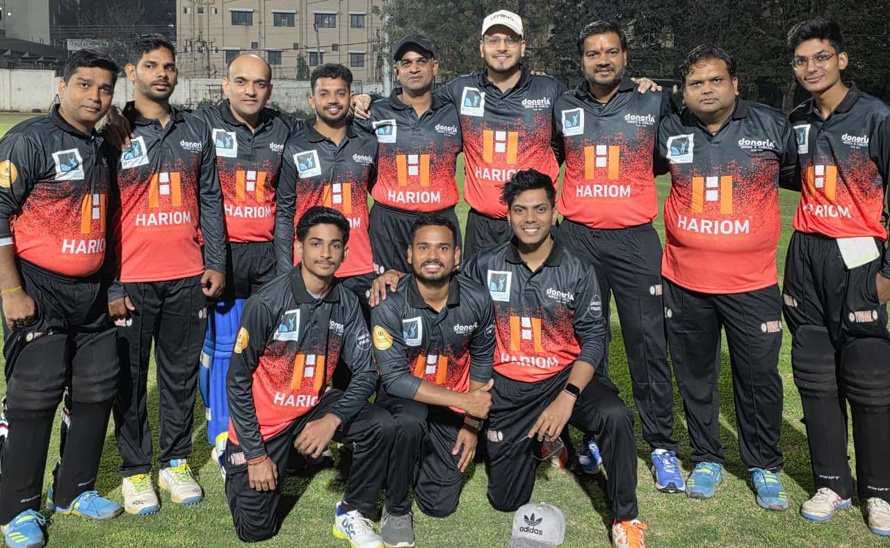 श्याम प्लास्टिक और हरिओम हरिकेन टीम मैच खेलते हुए