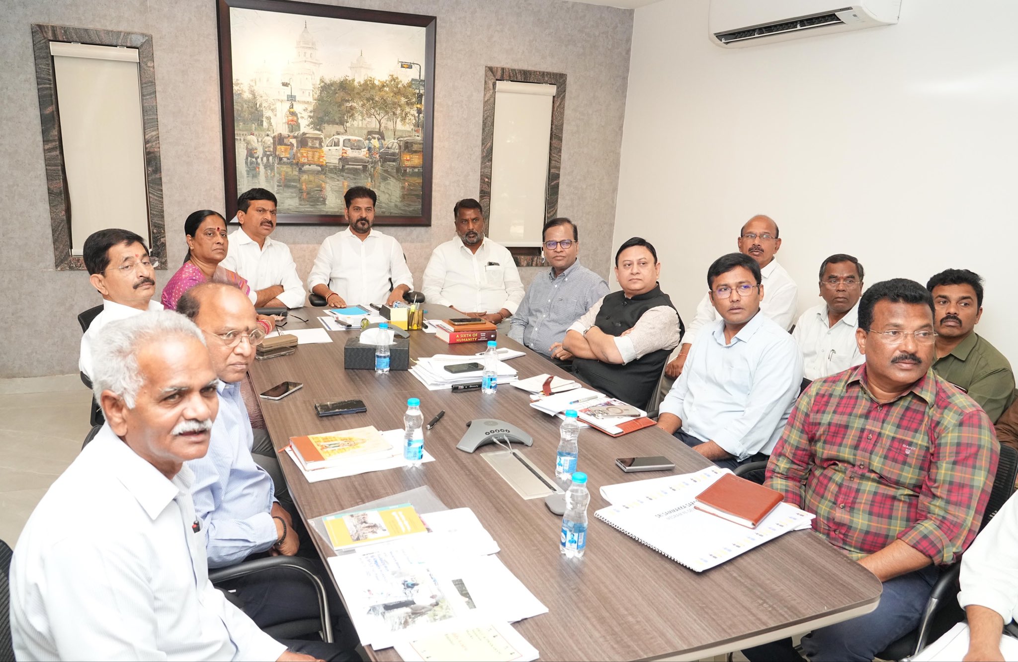 मुख्यमंत्री रेवंत रेड्डी मेडारम विकास कार्यों की समीक्षा करते हुए