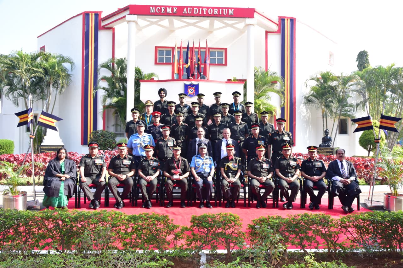 आधिकारिक समारोह में अधिकारी पुरस्कार ग्रहण करते हुए