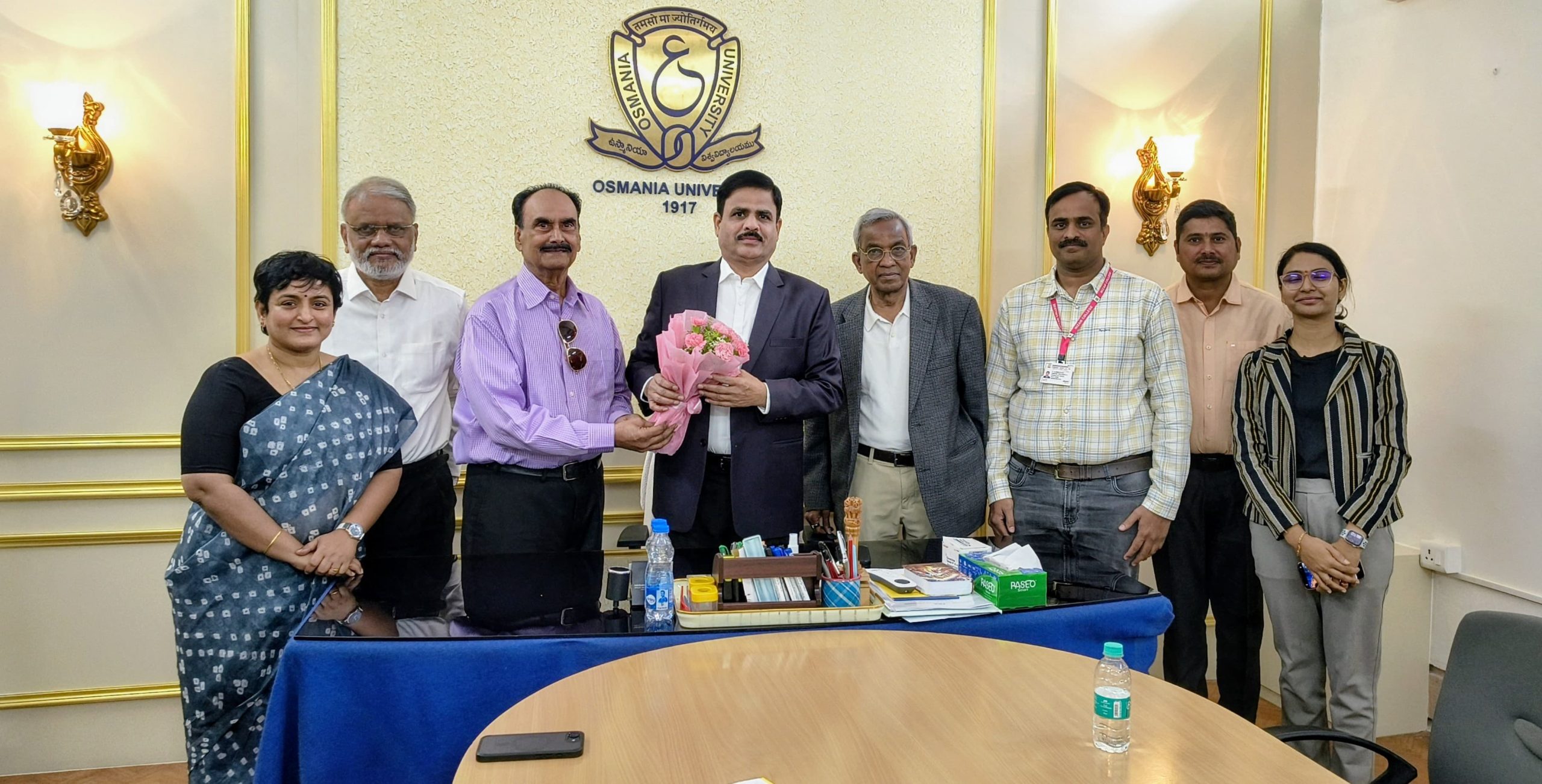 कुलपति प्रो. कुमार मोलुगरम पूर्व छात्रों से चर्चा करते हुए