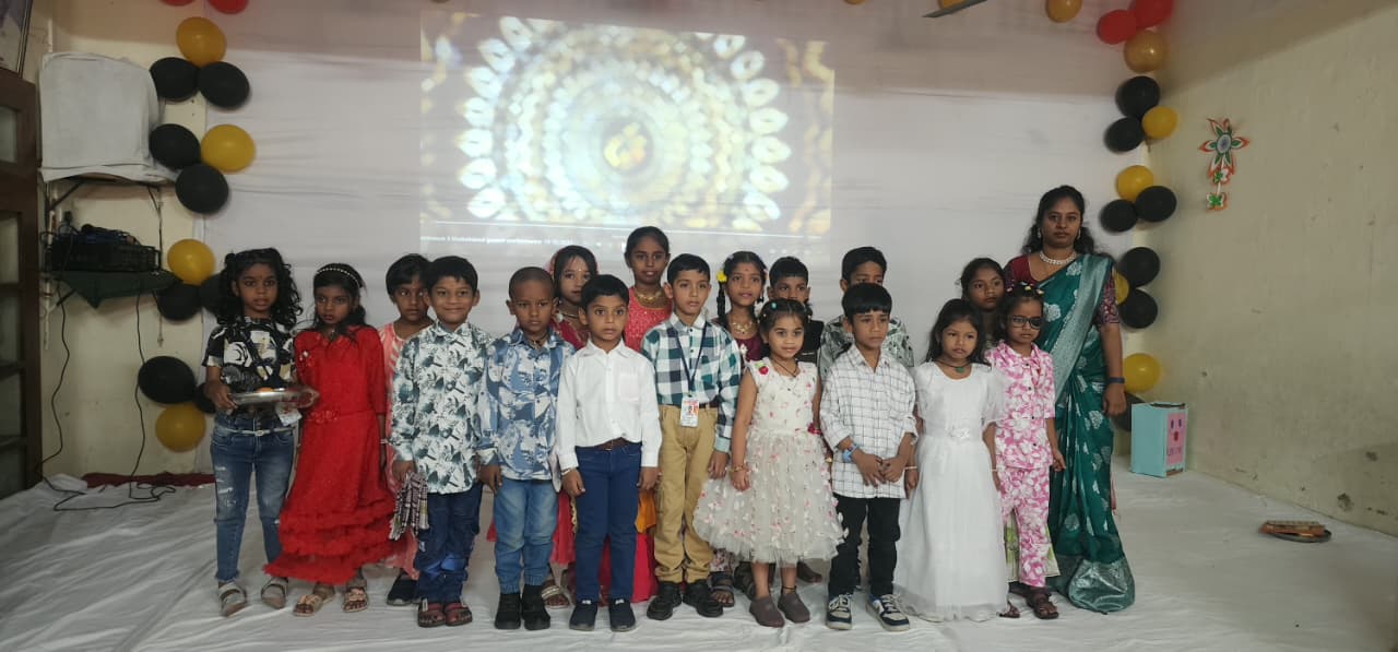 निशुल्क प्रभात हाई स्कूल के 85वें वार्षिकोत्सव का दृश्य