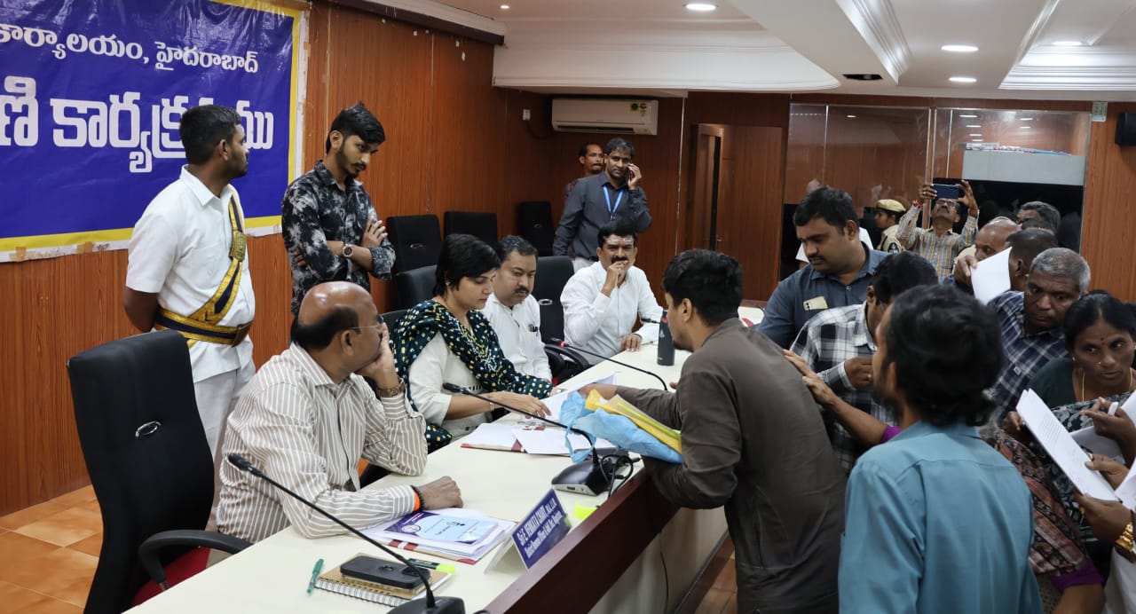 जीएचएमसी प्रजावाणी कार्यक्रम में शिकायतें दर्ज करता हुआ नागरिक