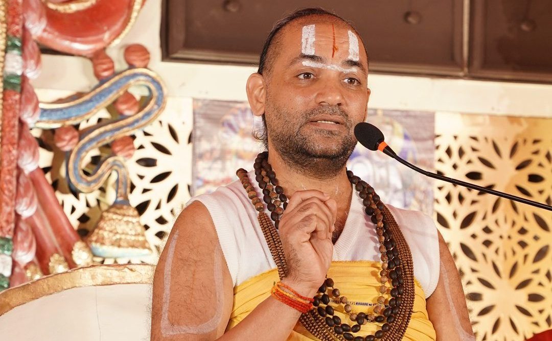 श्रीश्री 1008 राजगुरु स्वामी भागवत कथा देते हुए