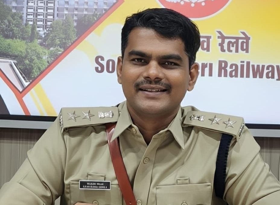 उदयनाथ कोटला को डीजी डिस्क (बी) सम्मान प्रदान करते हुए अधिकारी