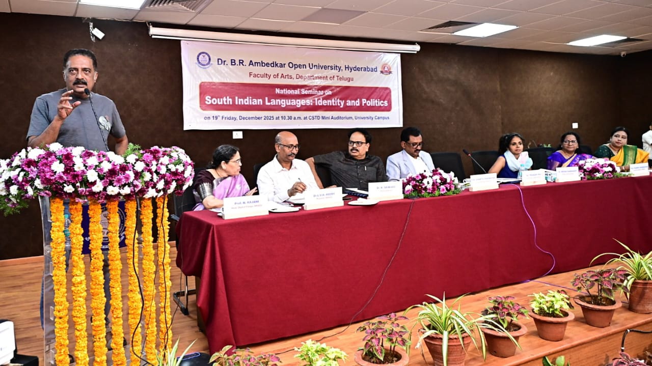 राष्ट्रीय संगोष्ठी में भाषाई संरक्षण पर चर्चा करते प्रकाश राज